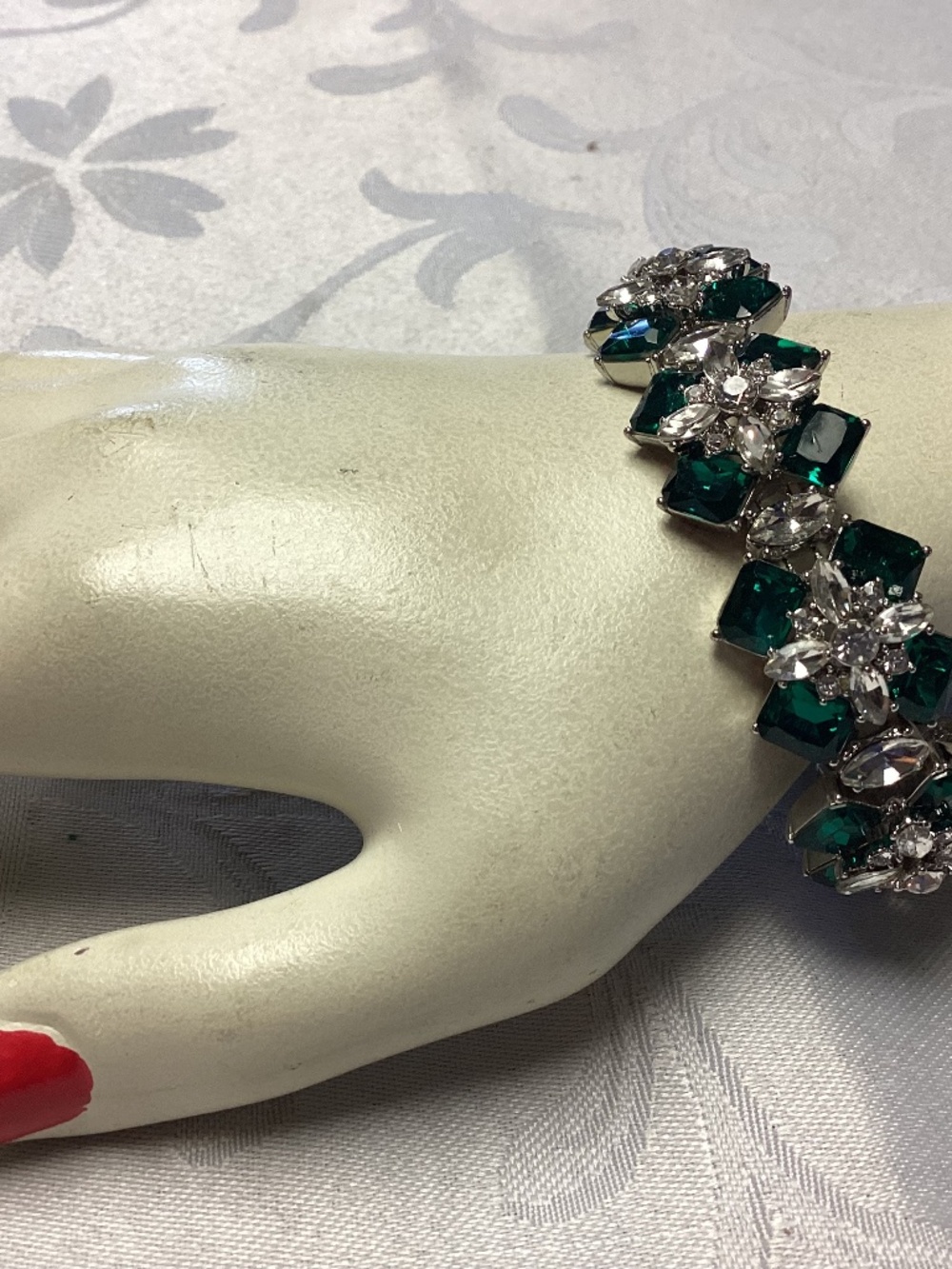 GREEN STUNNING RHINESTONE BRACELET.